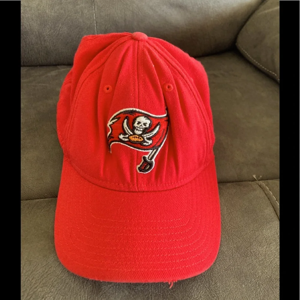 Tampa Bay Buccaneers Reebook Red Cap Previously Owned. Stretch Pirate 
B18 - Picture 3 of 9